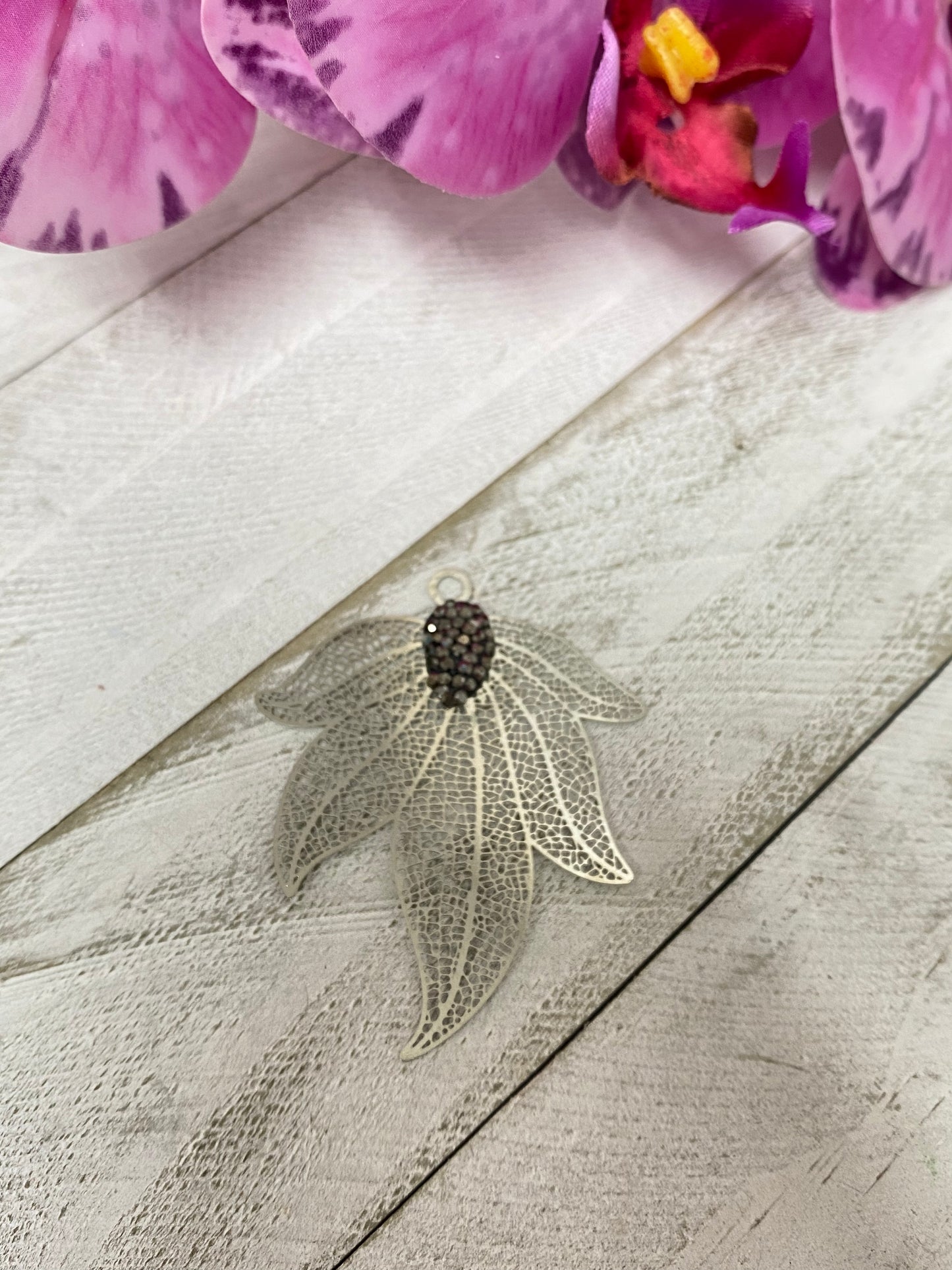 Hoja con rhinestones