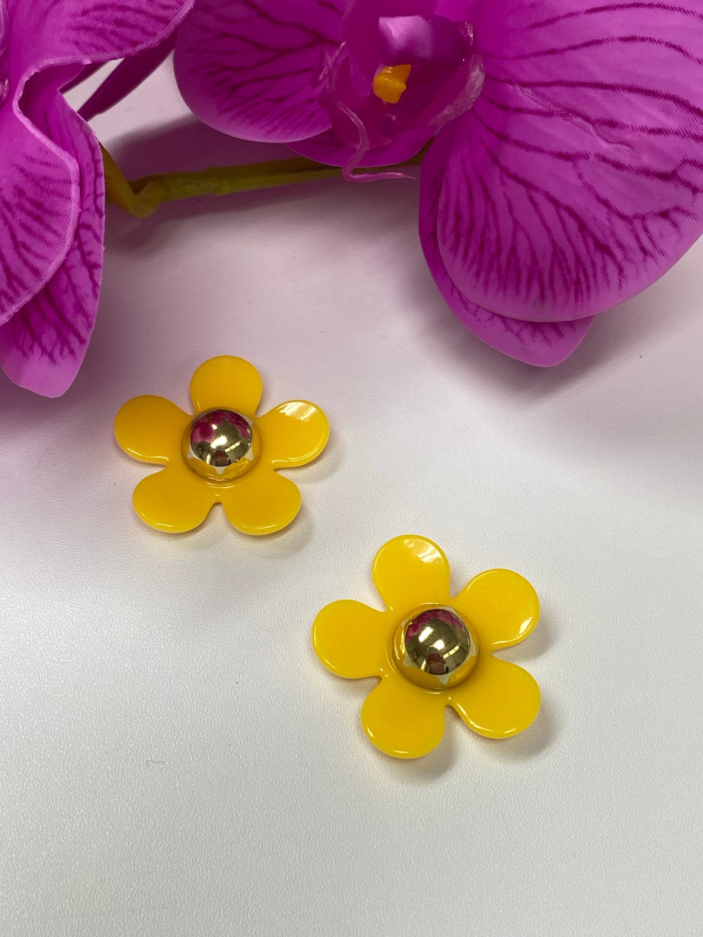 Daisy  Flower con centro en dorado