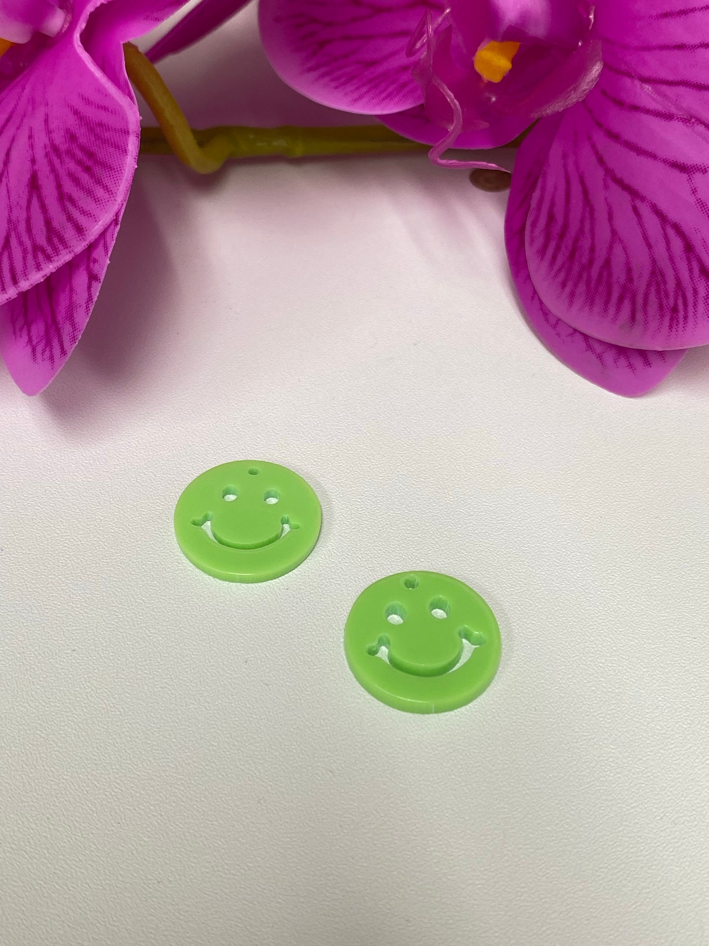 Happy face pendnat
