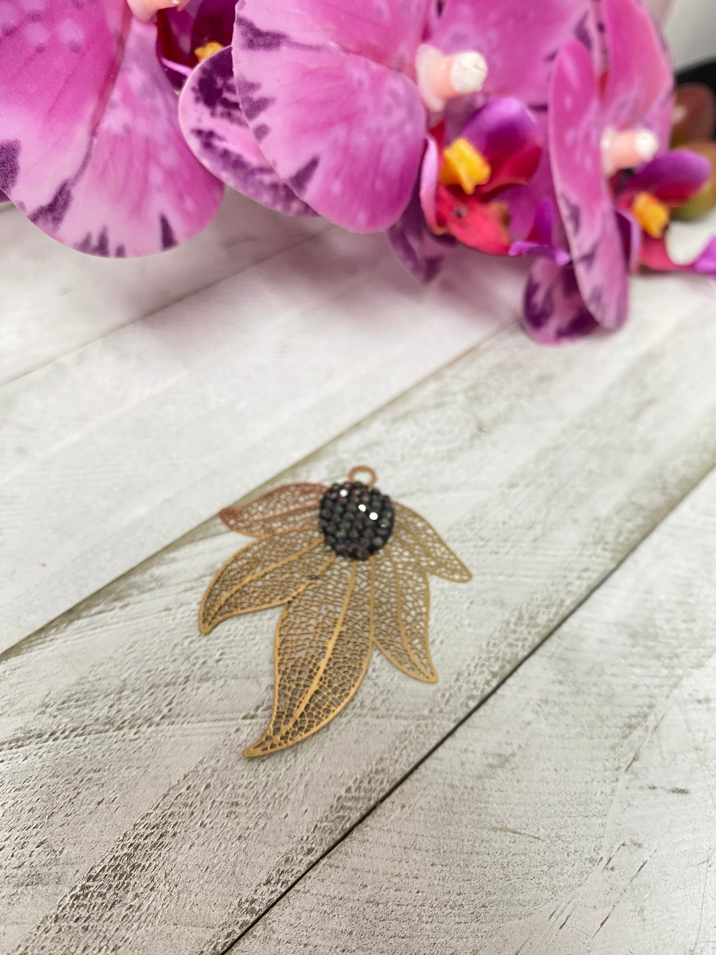 Hoja con rhinestones