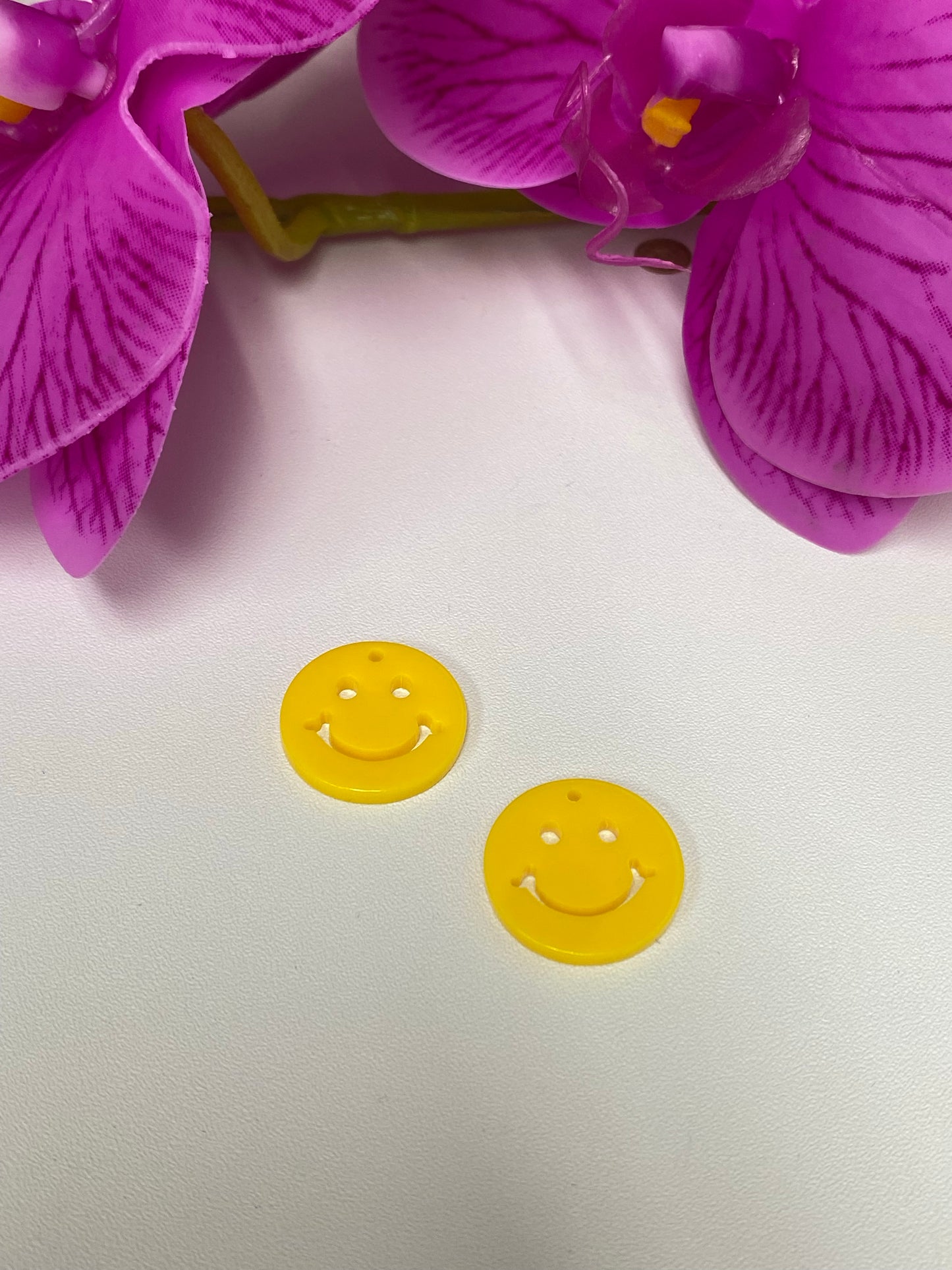 Happy face pendnat