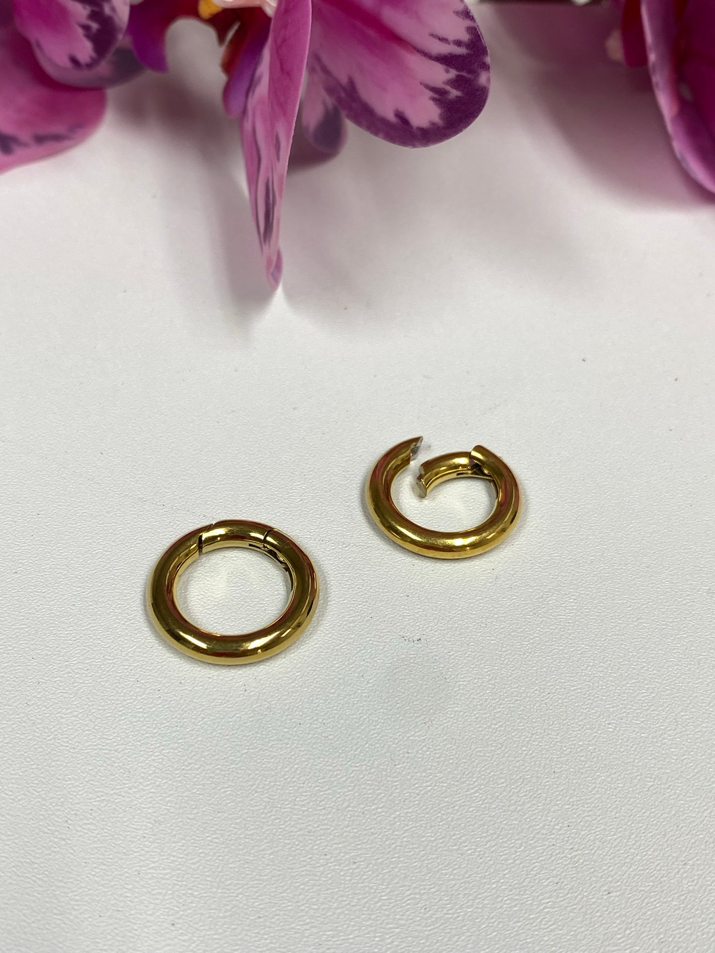 Cierre circular dorado