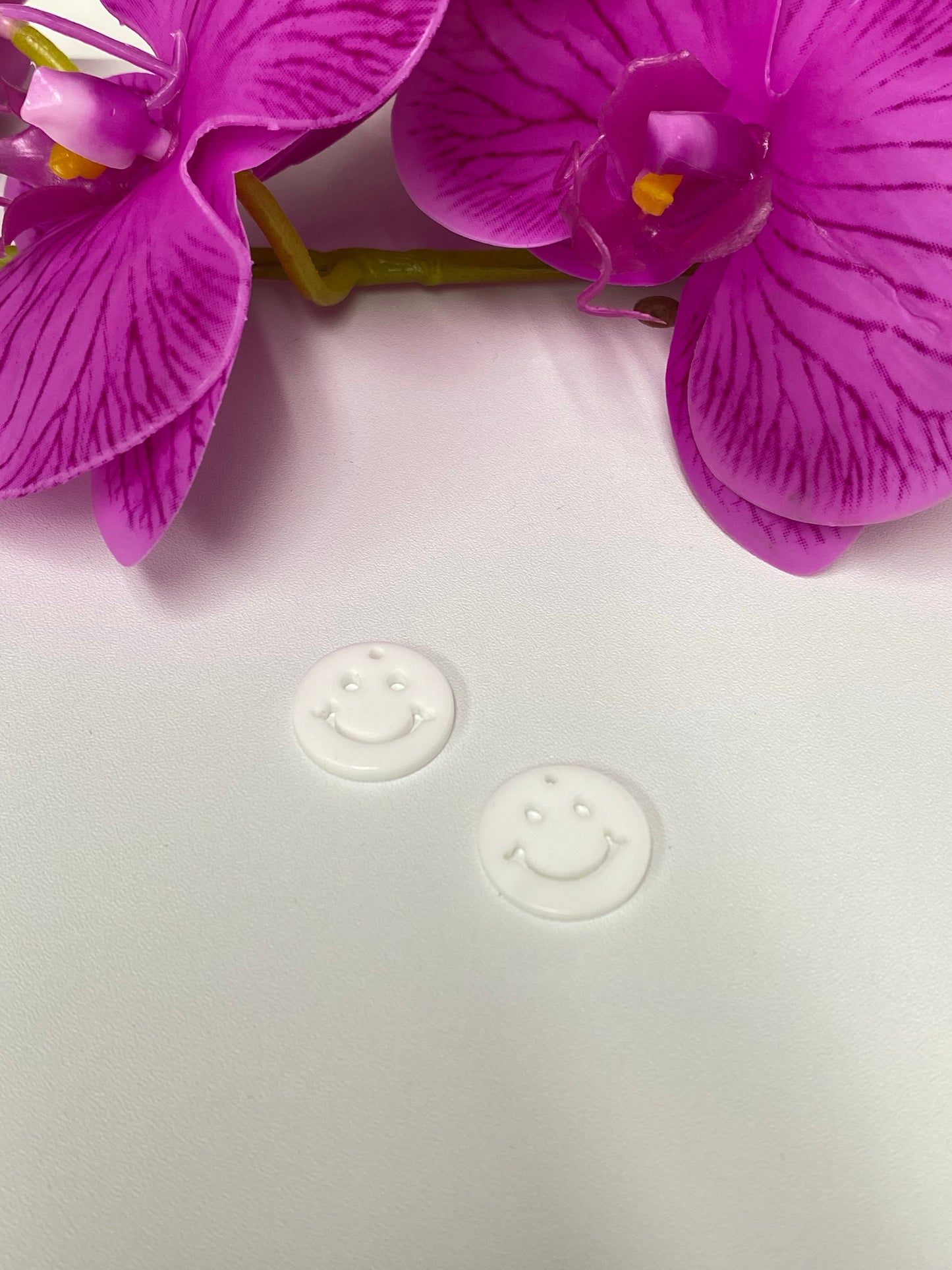 Happy face pendnat