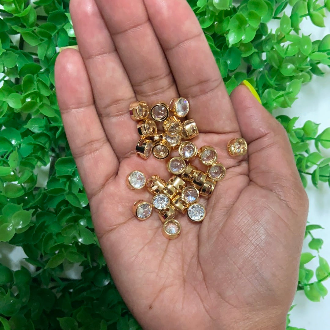 Gold Round Charm con zirconia cubica