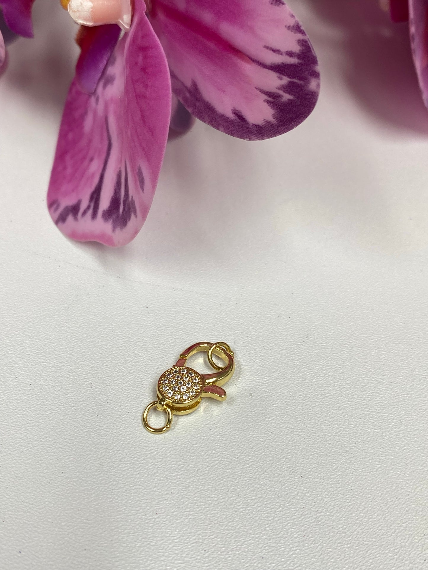 Cierre con zirconias dorado